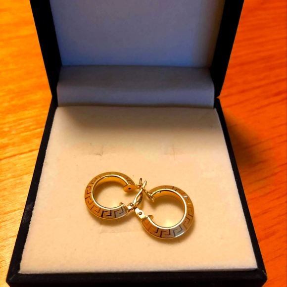 Earring - Picture 1 of 1